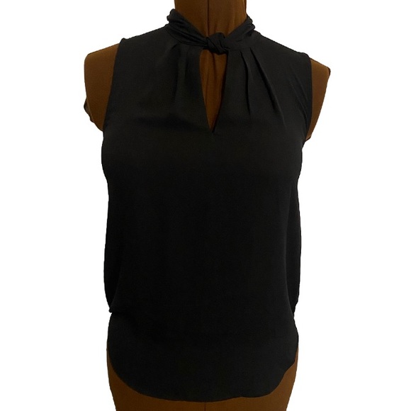 🖤ROSE +OLIVE🖤Black sleeveless blouse in XS.Beautiful detail on the neck. - Picture 1 of 12
